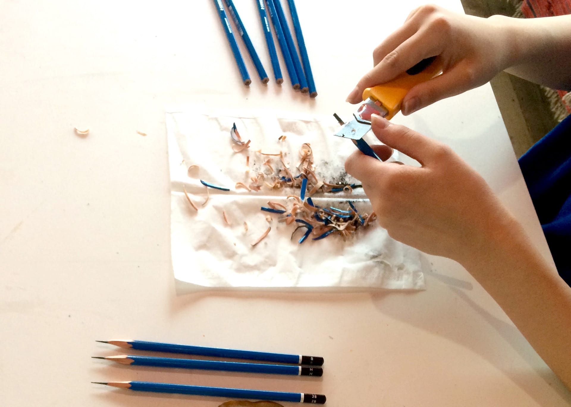 デッサン用鉛筆を削る手元 - nas.artsの授業風景